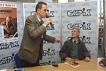 Biografie o moim Ojcu podpisywałem w całym kraju i nadal to robię z wielką przyjemnością. Od Gdańska po Łódź. Nawet w małych miasteczkach, jak Kazimierz Dolny, Jurata, czy Łeba. Krzysztof Logan Tomaszewski