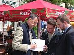 Podpisuję 'Zawodowca' w Katowicach. 2004. Krzysztof Logan Tomaszewski